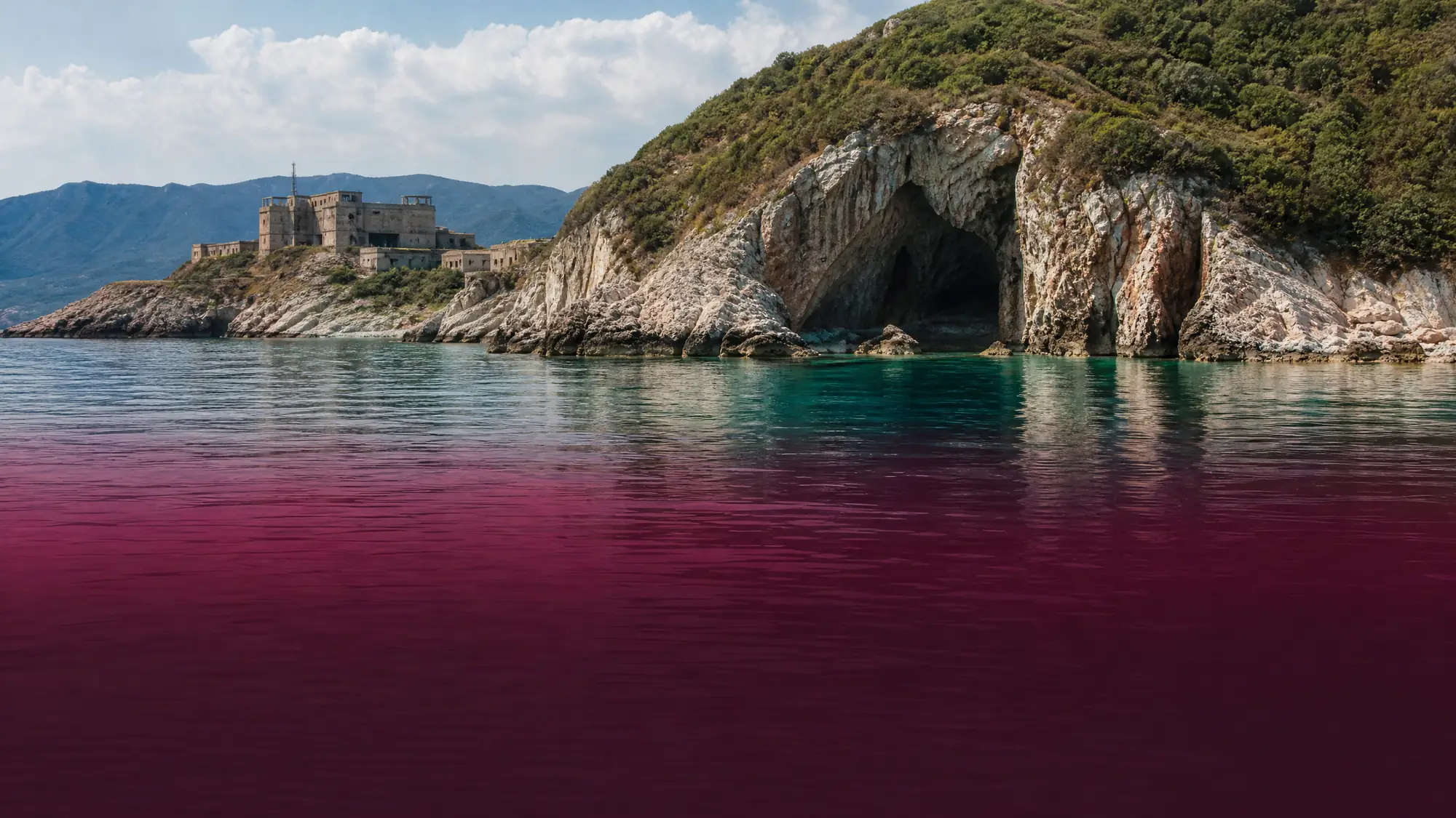 Besuchen Sie Albaniens ersten Meeresnationalpark per Boot ab Vlorë. Erkunden Sie die Ruinen des Kalten Krieges auf der Insel Sazan und die Meereshöhlen der Karaburun-Halbinsel.